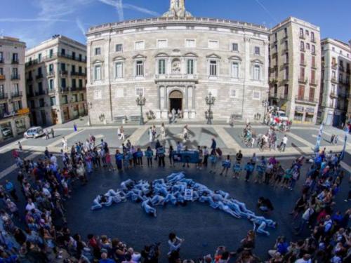 SOSdelfines forma un delfín gigante en Barcelona